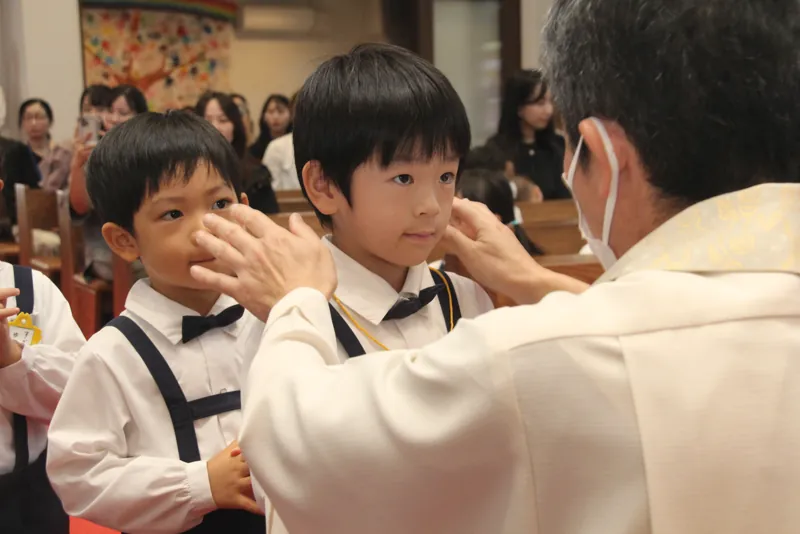 七五三祝福式で神父さまから祝福を受ける園児