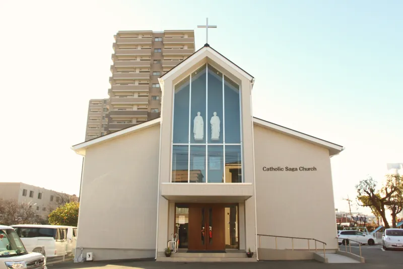 となりに建つカトリック佐賀教会の聖堂