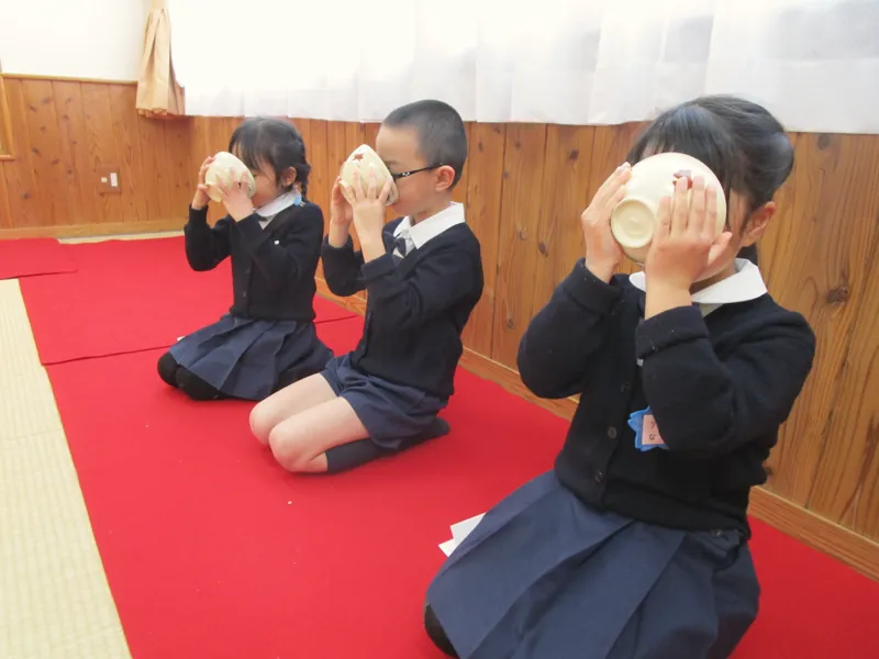 お茶の会でお茶をいただく園児