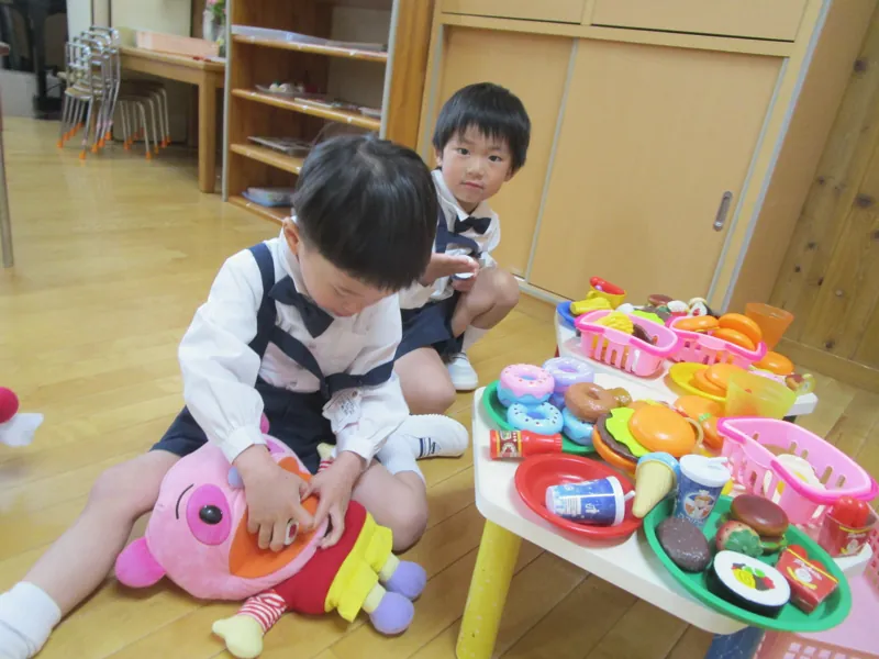おもちゃで遊ぶ園児たち