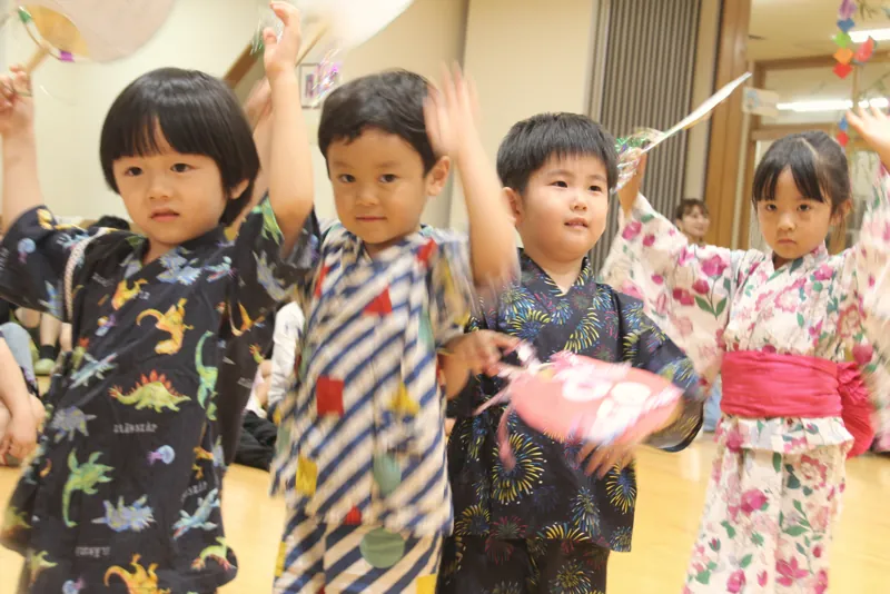 ゆかた姿で踊る園児たち